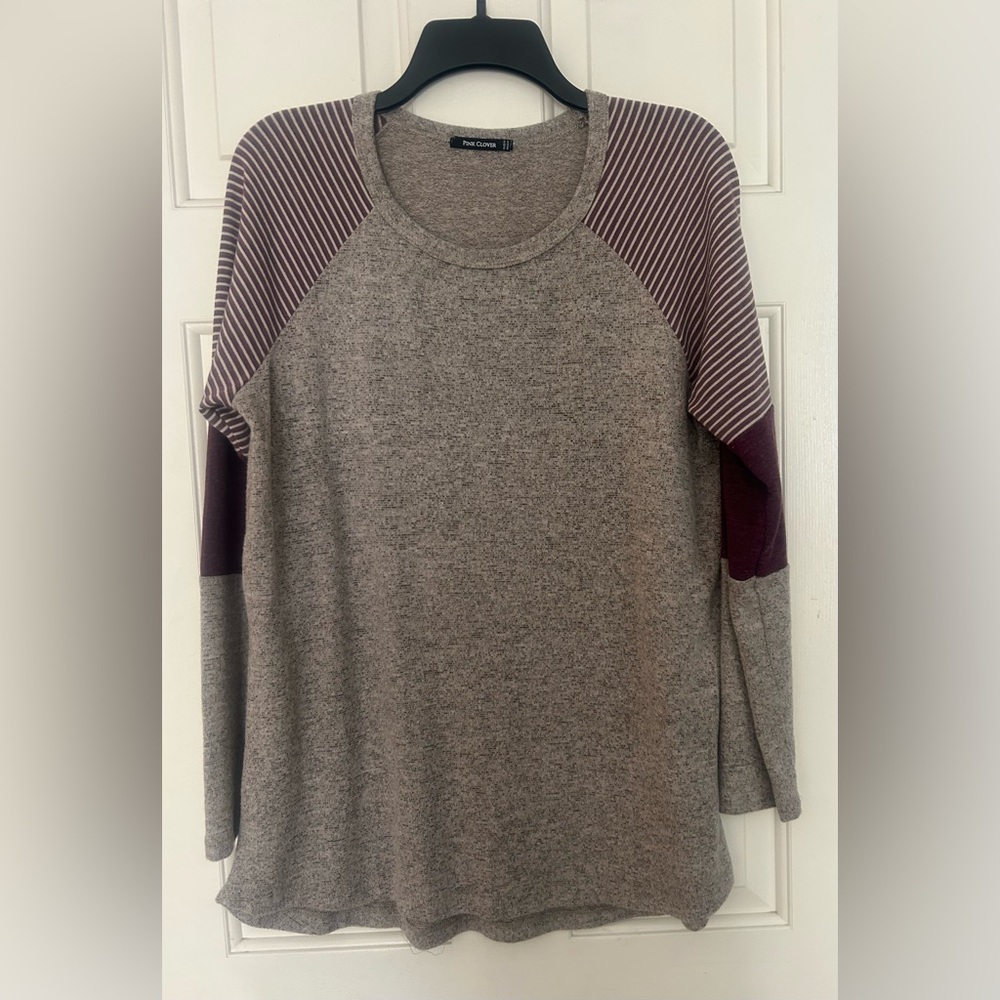 Pink Clover Heather Gray and Burgundy Top. XL. EUC.